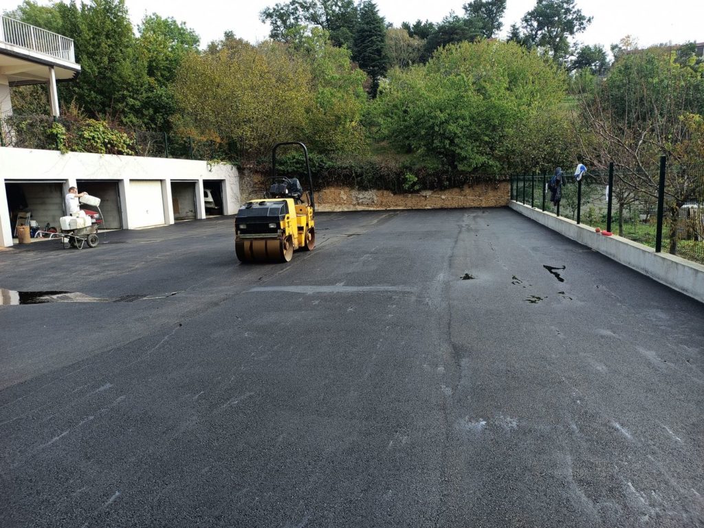 Segura TP, basée à Meyzieu, intervient autour de la ville pour vos travaux publics et particuliers, terrassement, VRD et pose d'enrobés.