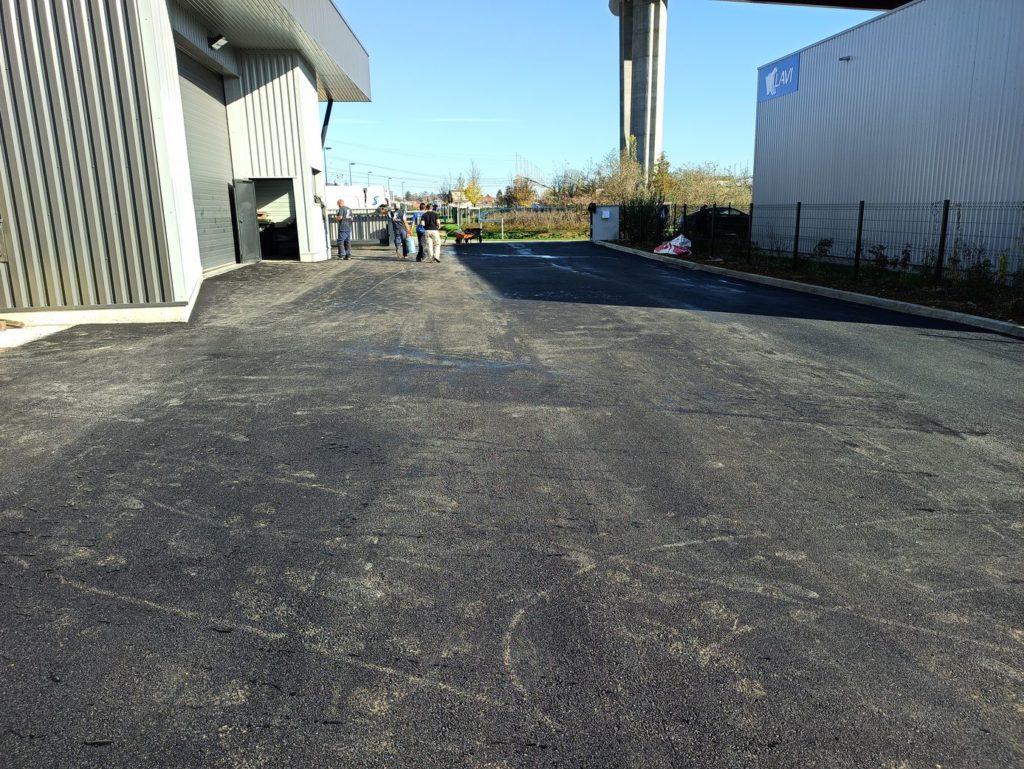 Segura TP, basée à Meyzieu, intervient autour de la ville pour vos travaux publics et particuliers, terrassement, VRD et pose d'enrobés.