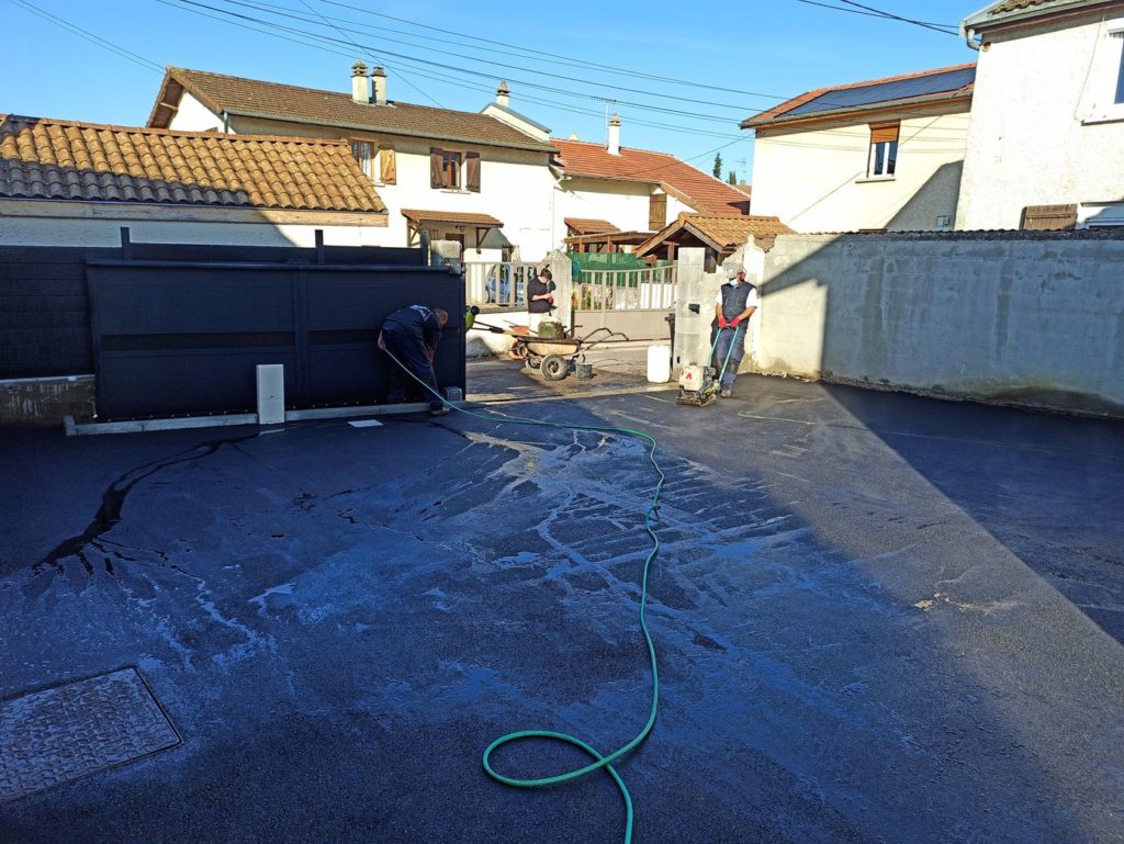 Segura TP, basée à Meyzieu, intervient autour de la ville pour vos travaux publics et particuliers, terrassement, VRD et pose d'enrobés.