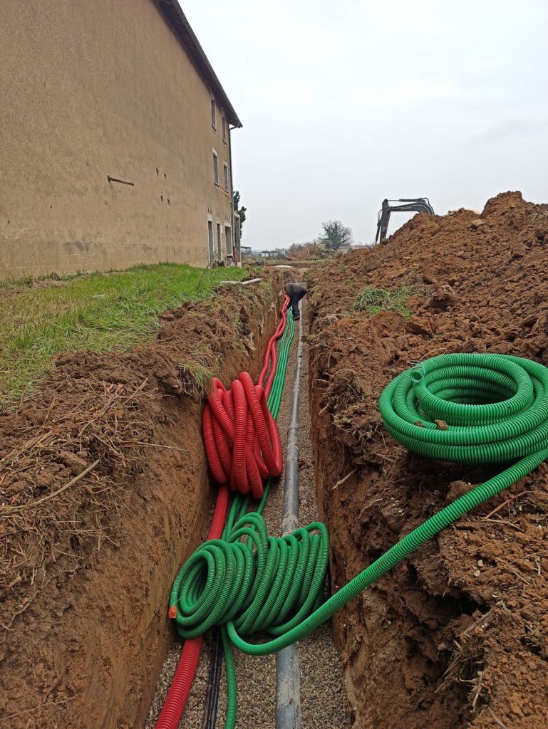 Segura TP, basée à Meyzieu, intervient autour de la ville pour vos travaux publics et particuliers, terrassement, VRD et pose d'enrobés.