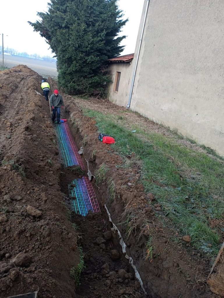 Segura TP, basée à Meyzieu, intervient autour de la ville pour vos travaux publics et particuliers, terrassement, VRD et pose d'enrobés.