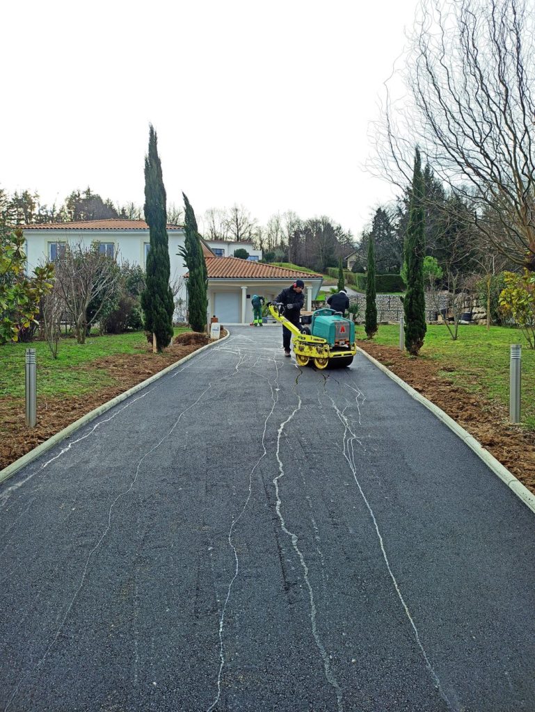 Segura TP, basée à Meyzieu, intervient autour de la ville pour vos travaux publics et particuliers, terrassement, VRD et pose d'enrobés.